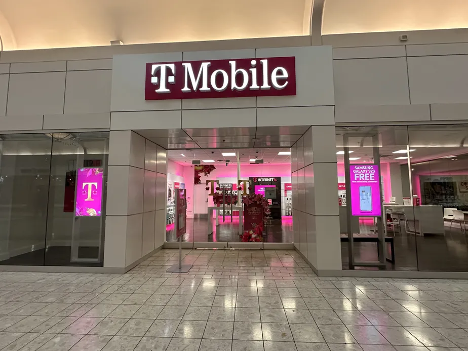 Foto del exterior de la tienda T-Mobile en Ward Parkway Center, Kansas City, MO