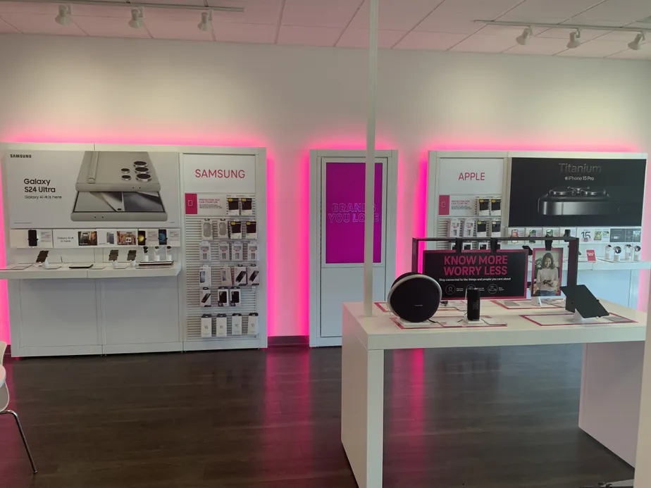 Foto del interior de la tienda T-Mobile en Vine St & 45th St, Hays, KS