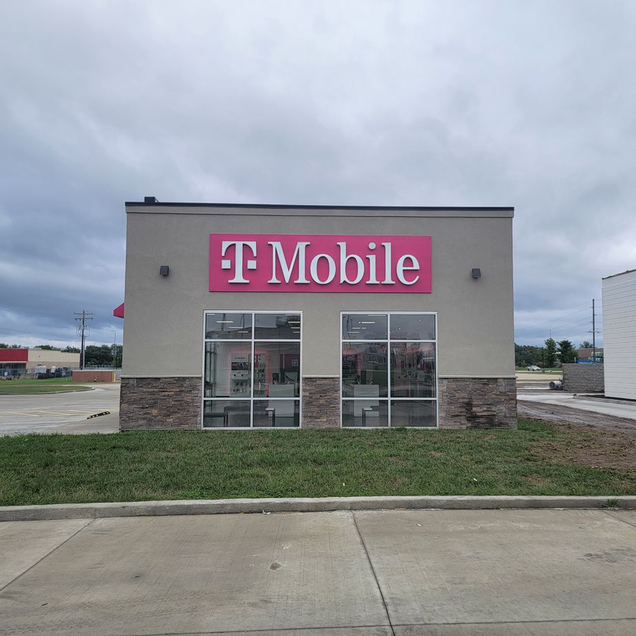 Exterior photo of T-Mobile Store at Crooked Creek Crossing, Centralia, IL