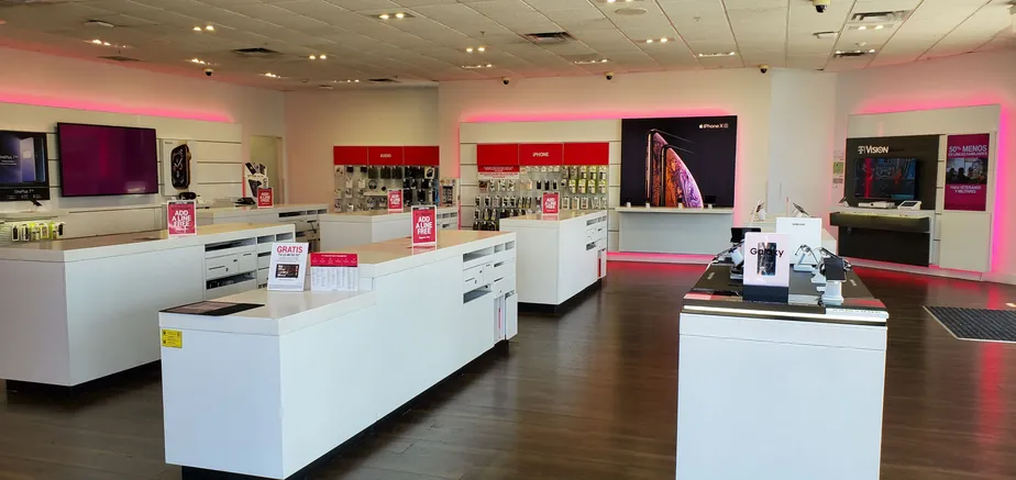 Foto del interior de la tienda T-Mobile en Imperial & Crenshaw, Inglewood, CA