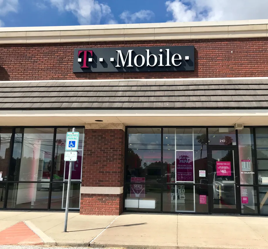 Exterior photo of T-Mobile store at Huntington, Corpus Christi, TX