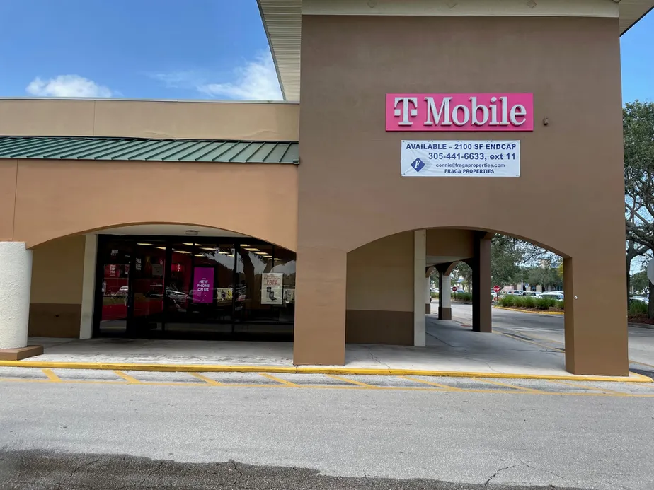Exterior photo of T-Mobile Store at S Federal Hwy & Virginia, Fort Pierce, FL
