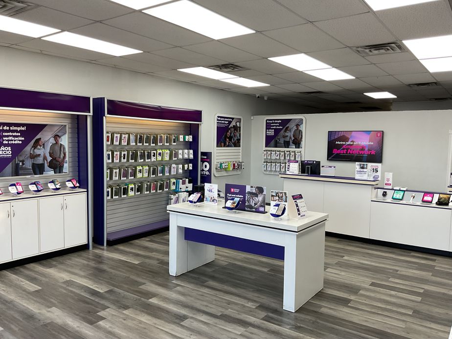 Metro by T-Mobile 4112 N High School Rd - 4112 N High School Rd 