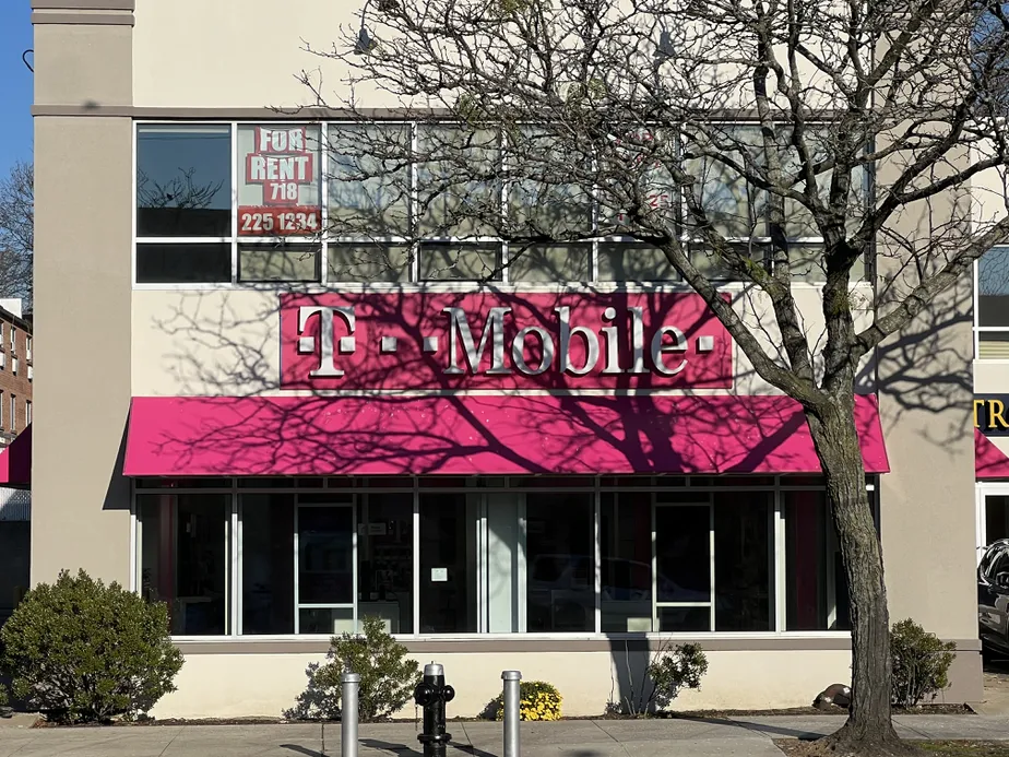 Foto del exterior de la tienda T-Mobile en Northern Blvd & 215th St, Bayside, NY