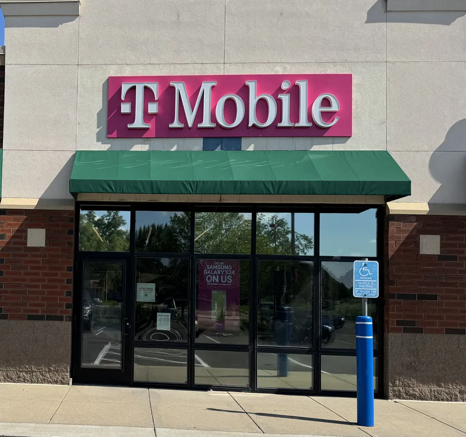  Exterior photo of T-Mobile Store at Apple Valley West, Apple Valley, MN 