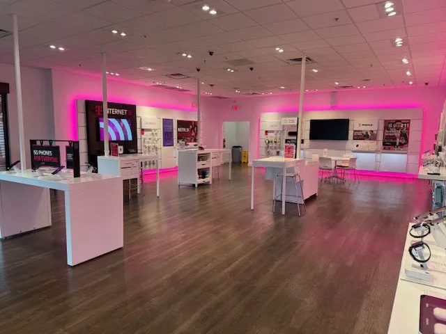  Interior photo of T-Mobile Store at 400 N & I-15, Bountiful, UT 