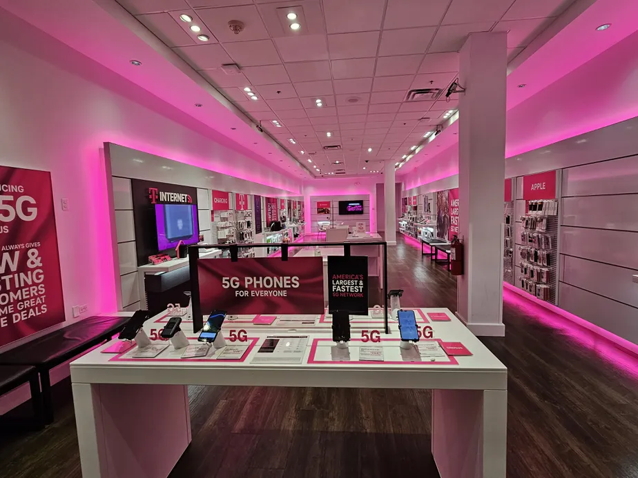  Interior photo of T-Mobile Store at Lincolnwood Town Center, Lincolnwood, IL 
