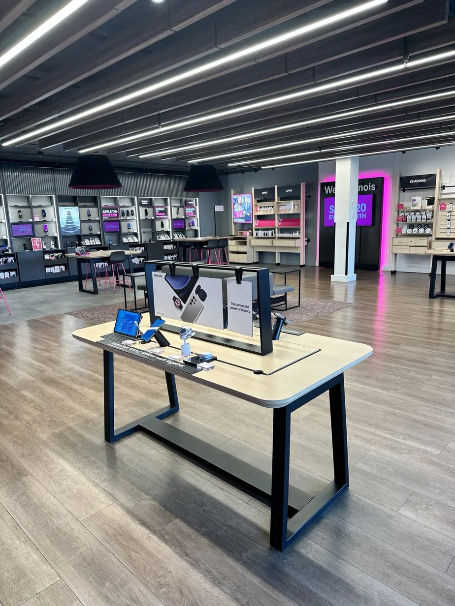  Interior photo of T-Mobile Store at E Rand Rd & Dorothy Rd, Arlington Heights, IL 