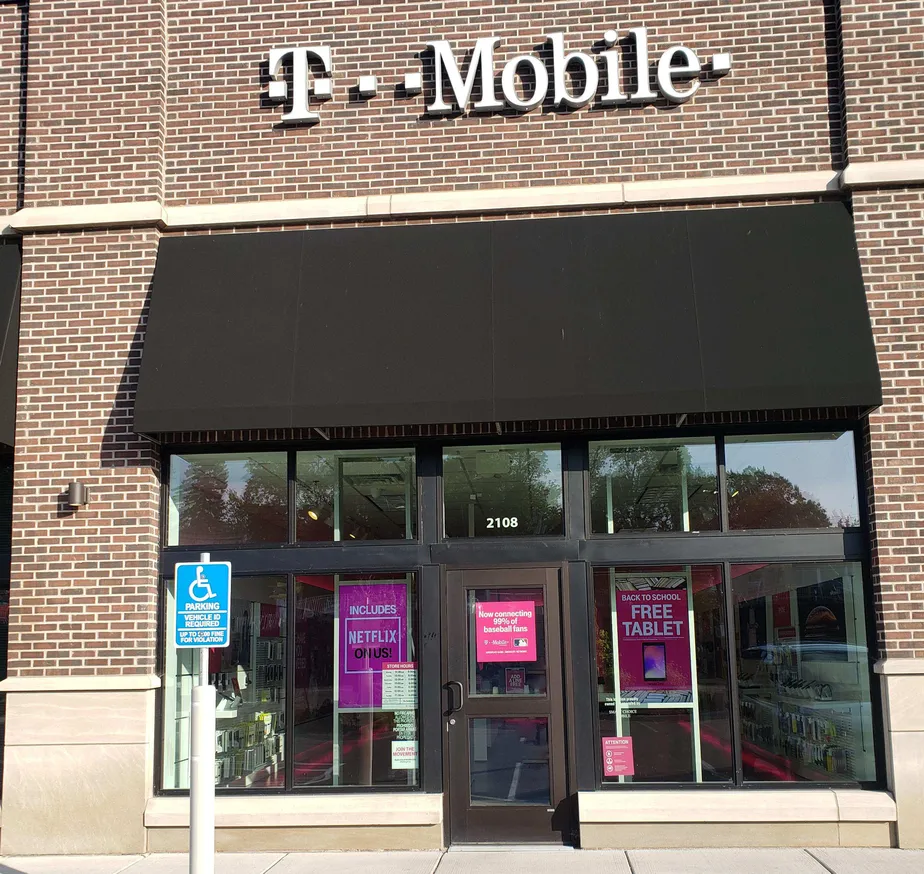 Exterior photo of T-Mobile store at London Rd & 21st Ave, Duluth, MN