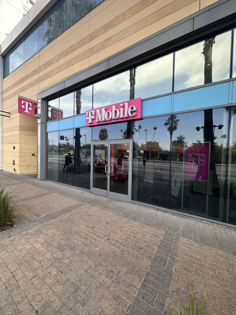Exterior photo of T-Mobile Store at Lankershim & Chandler, North Hollywood, CA