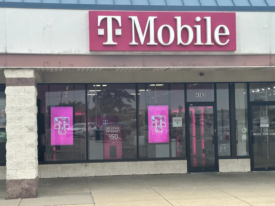 Foto del exterior de la tienda T-Mobile en The Courtyard Shopping Center, Burton, MI