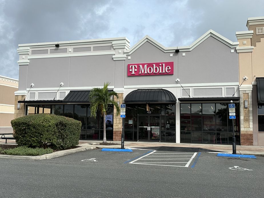 Exterior photo of T-Mobile Store at Waterford Lakes, Orlando, FL