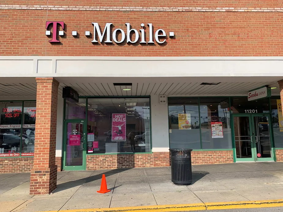 Exterior photo of T-Mobile store at New Hampshire & Lockwood, Silver Spring, MD