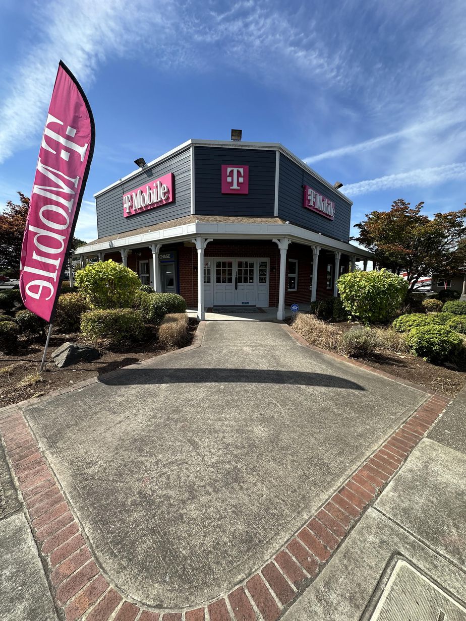 Exterior photo of T-Mobile Store at Center & Robbins, Molalla, OR