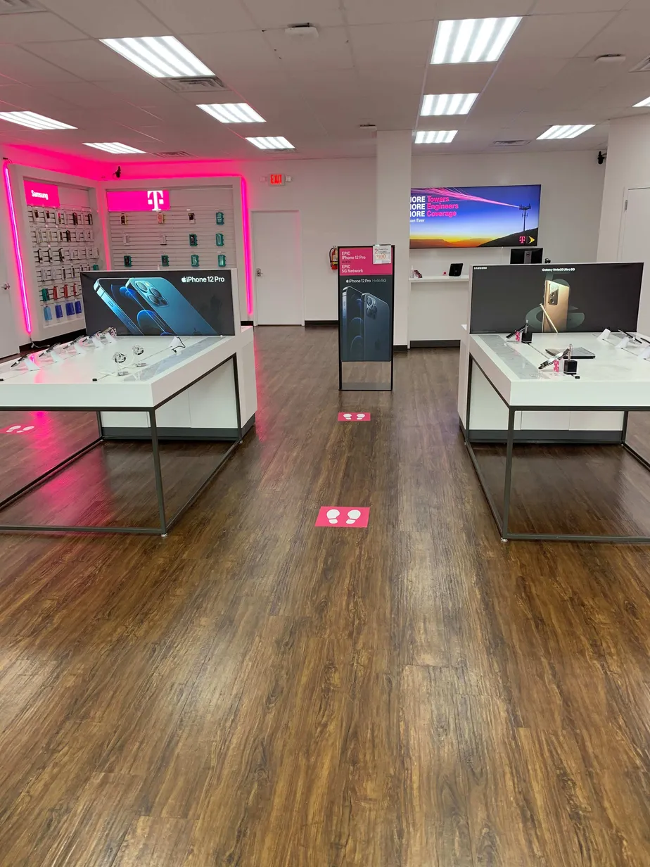 Foto del interior de la tienda T-Mobile en Cobbs Ford Rd & Sugar Exchange, Prattville, AL