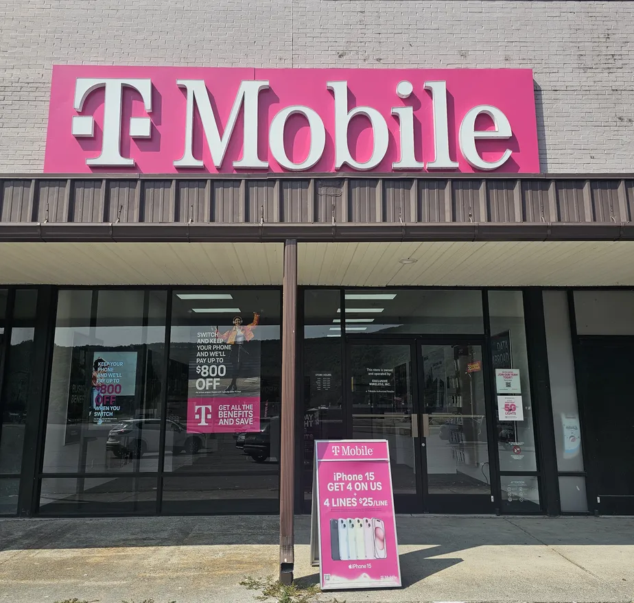  Exterior photo of T-Mobile Store at Rainelle - Kanawha Ave, Rainelle, WV 