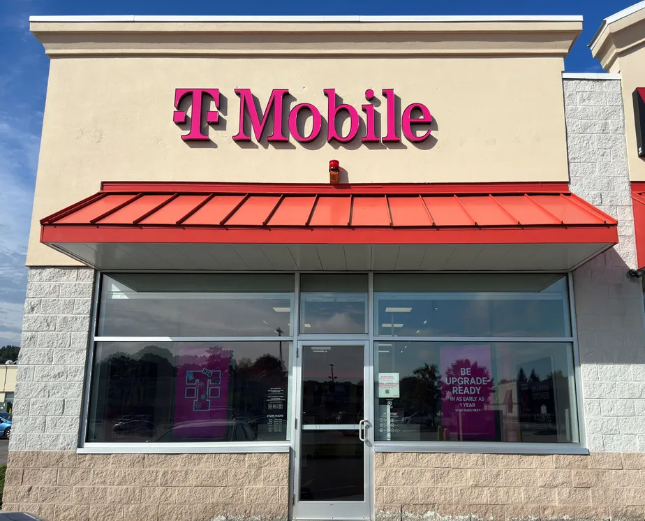  Exterior photo of T-Mobile Store at Lincoln St & Country Club Blvd, Worcester, MA 