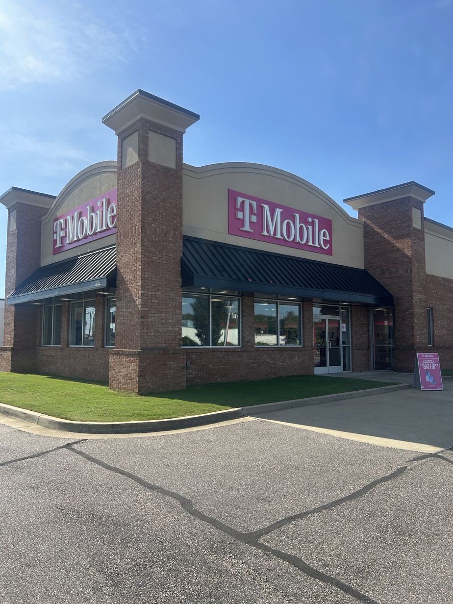 Exterior photo of T-Mobile Store at AL-14 & Marie Foster St, Selma, AL