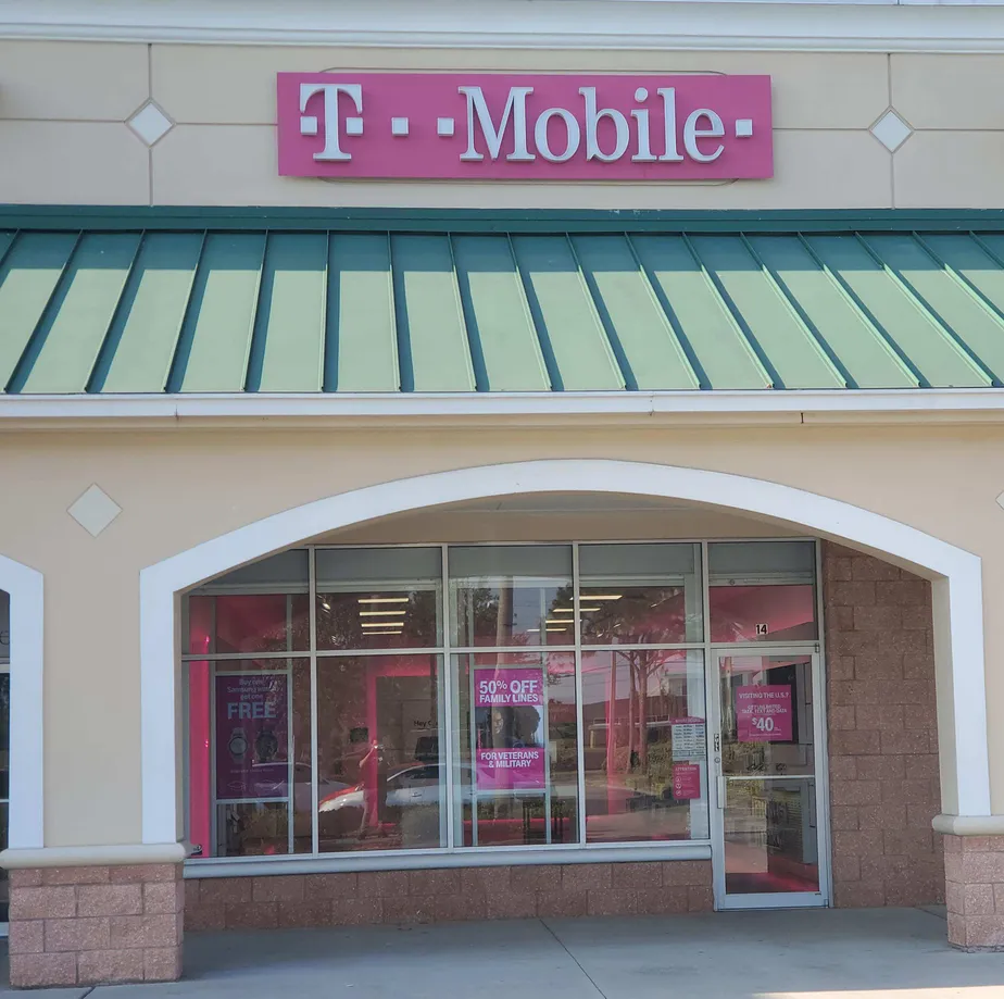 Exterior photo of T-Mobile store at Us 192 & Hwy 27, Clermont, FL