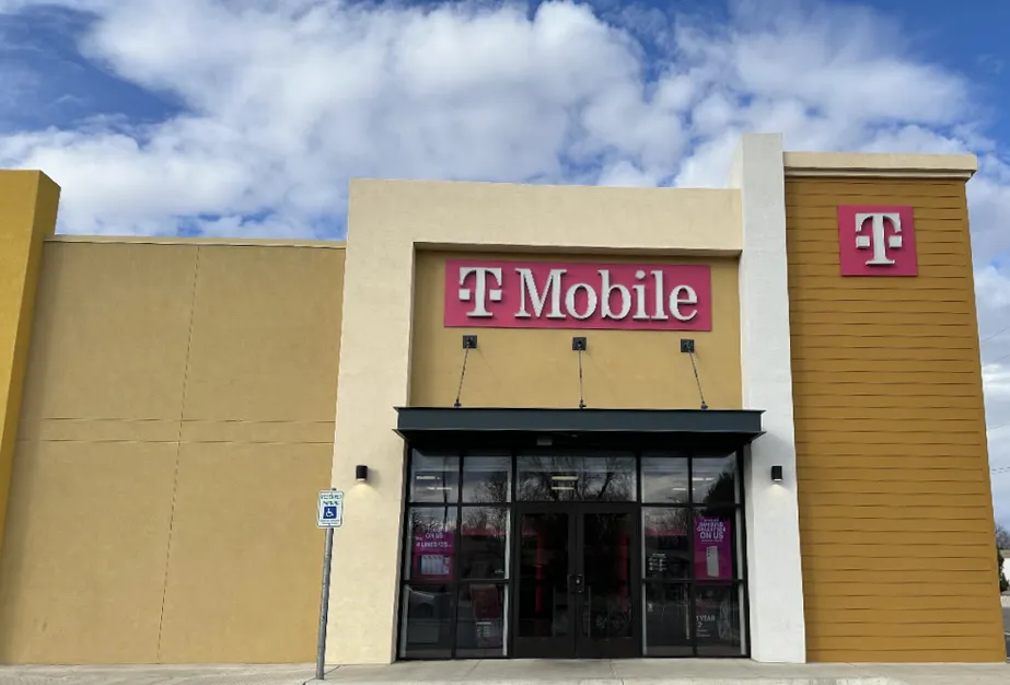 Foto del exterior de la tienda T-Mobile en Pierce & Thomas, Carlsbad, NM