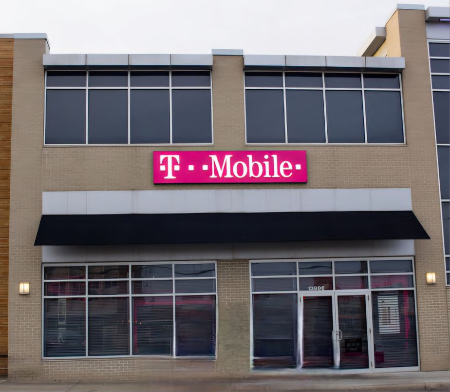 Exterior photo of T-Mobile Store at Cedar Rd & Warrensville Ctr Rd, University Heights, OH