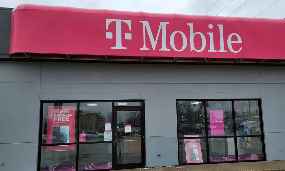 Foto del exterior de la tienda T-Mobile en Broadway St & N 36th St, Quincy, IL