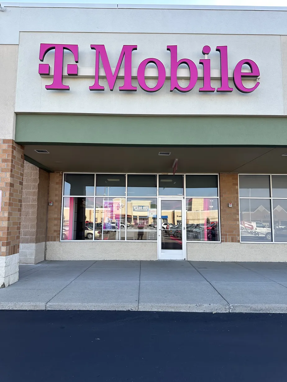 Foto del exterior de la tienda T-Mobile en Frandor Shopping Center, Lansing, MI