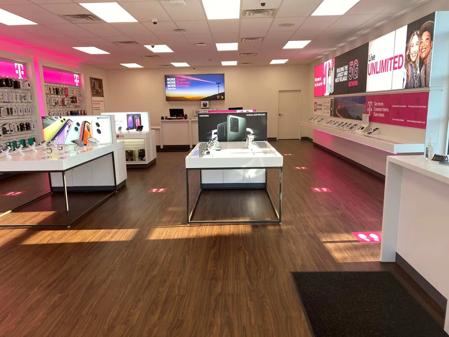  Interior photo of T-Mobile Store at E Race Ave & Hartsfield Dr, Searcy, AR 