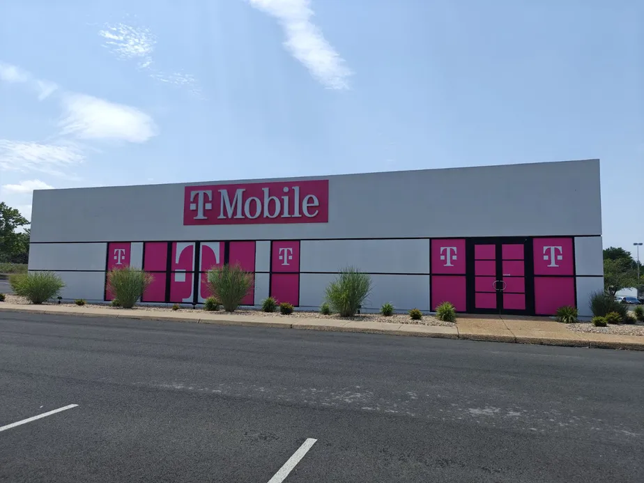  Exterior photo of T-Mobile Store at W Main & Stonewall, Waynesboro, VA 