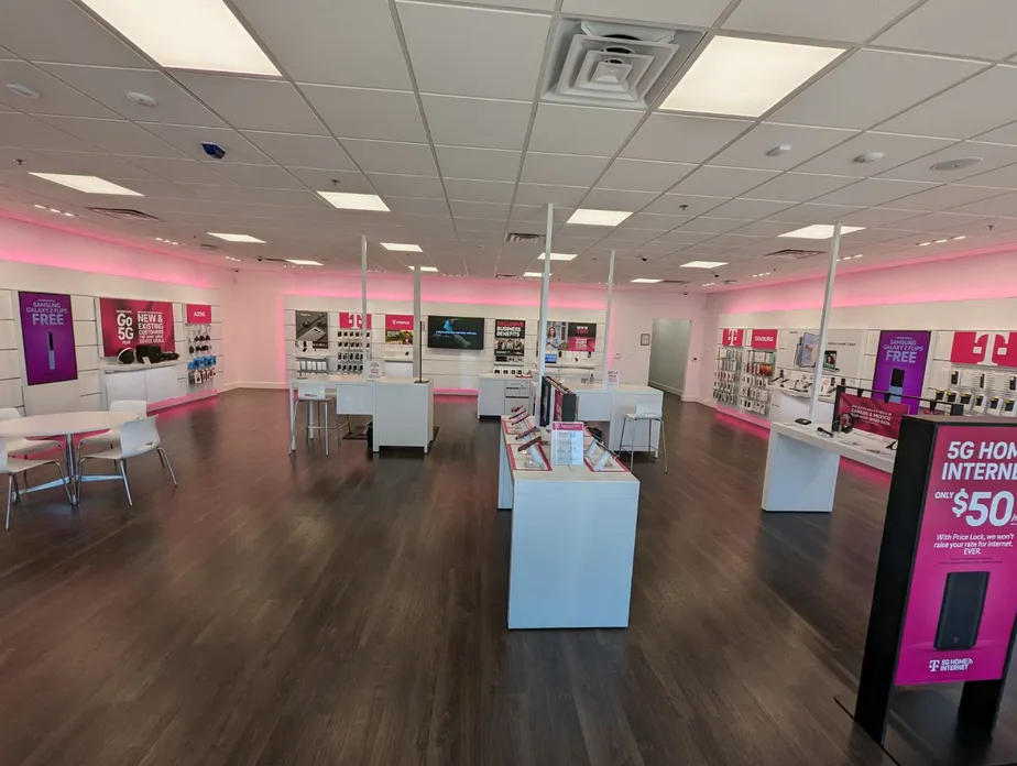 Foto del interior de la tienda T-Mobile en Hamner Ave & Acre St, Norco, CA