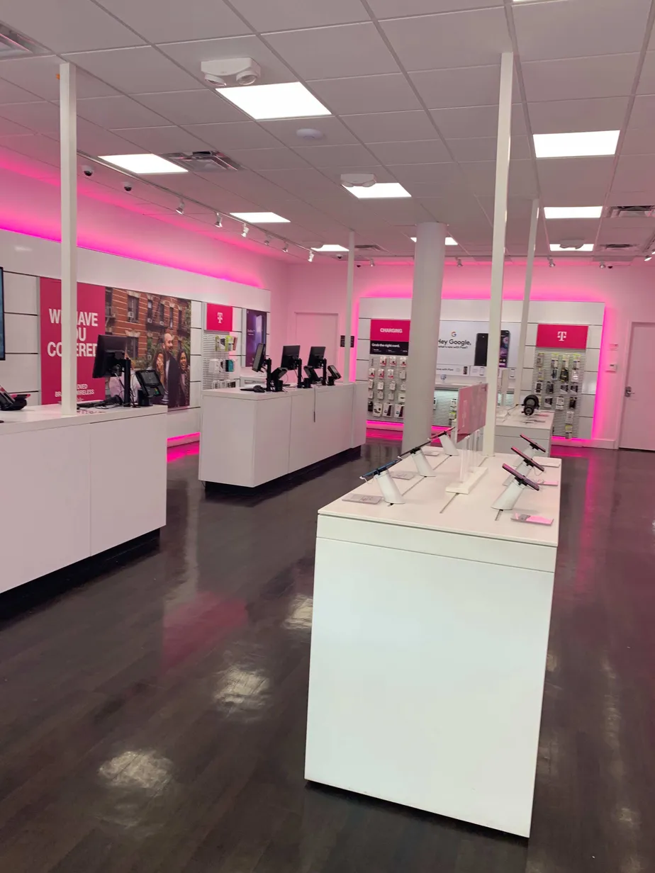 Foto del interior de la tienda T-Mobile en NW 27th Ave & NW 79th St, Miami, FL