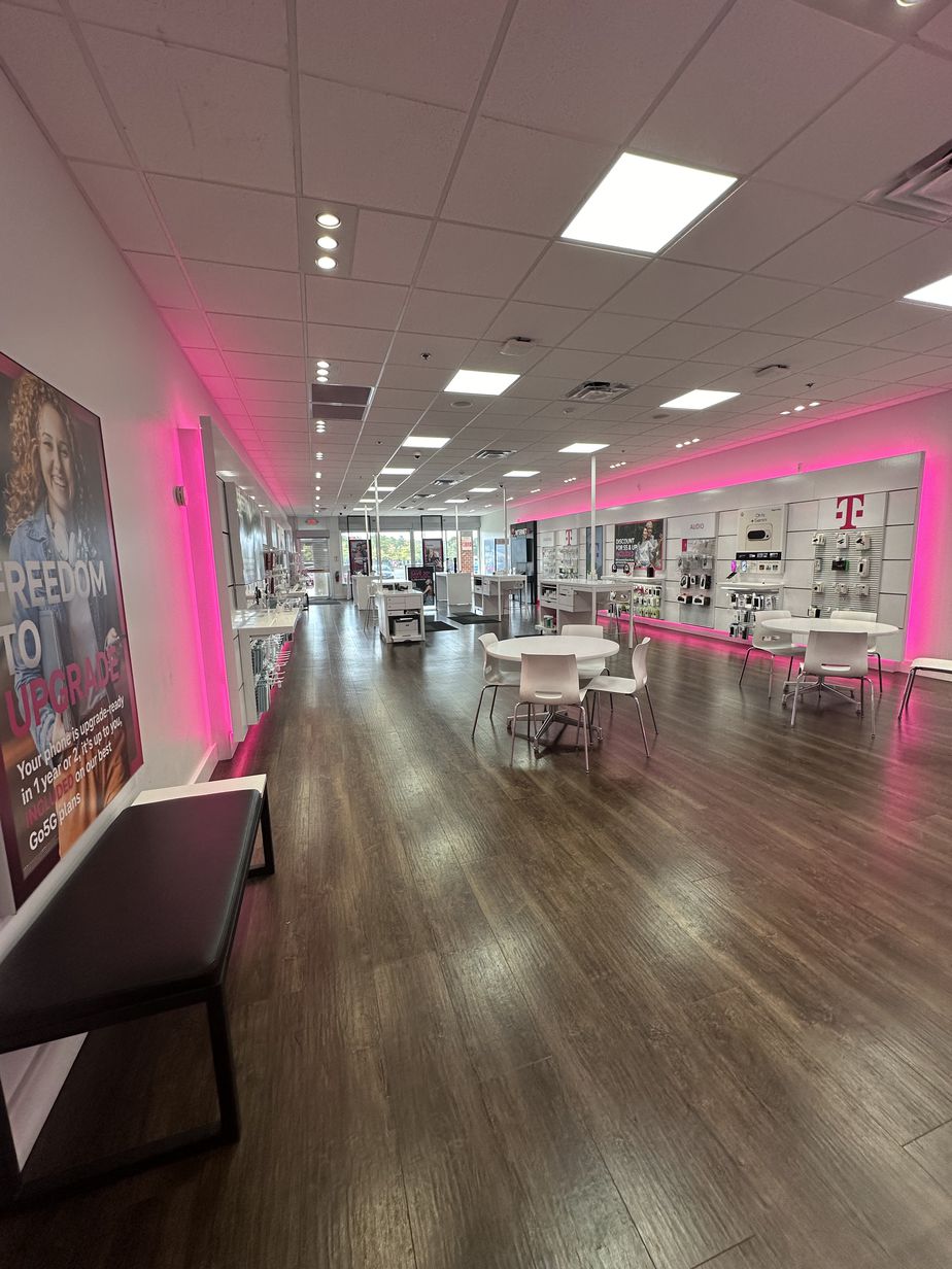 Interior photo of T-Mobile Store at Oxon Hill Rd & Thompson Ln, Oxon Hill, MD
