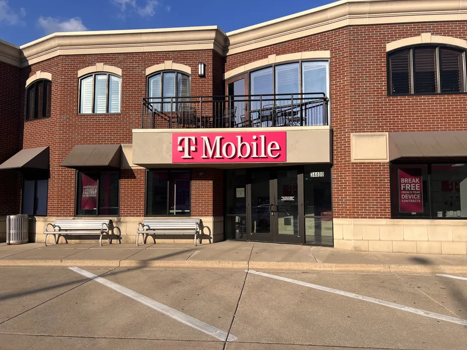  Exterior photo of T-Mobile Store at Woodward & Maple, Birmingham, MI 