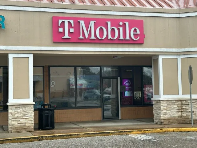 Exterior photo of T-Mobile Store at US 41 & Cortez Rd, Bradenton, FL