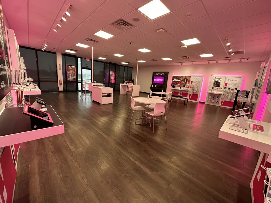 Foto del interior de la tienda T-Mobile en Eastgate Plaza, Fremont, NE