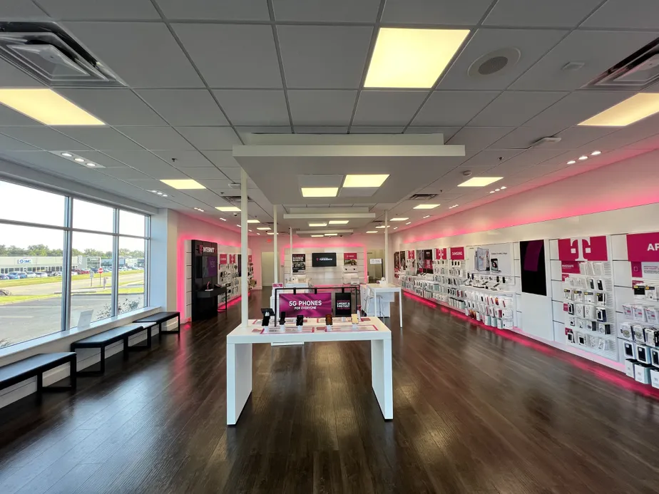 Foto del interior de la tienda T-Mobile en Governor's Pointe, Mason, OH