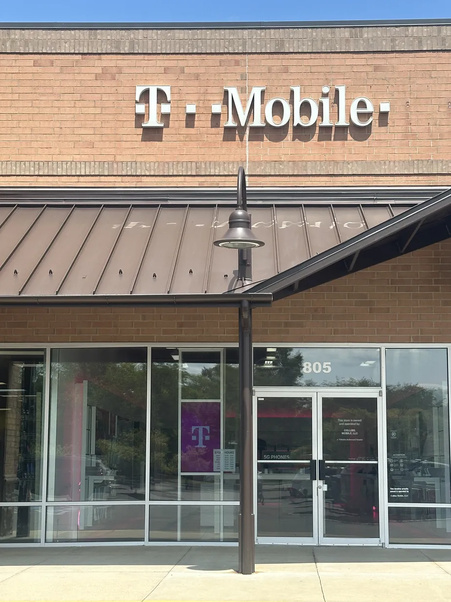  Exterior photo of T-Mobile Store at Houk Rd & Sr 37, Delaware, OH 