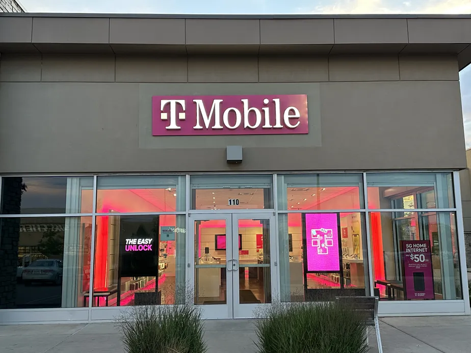 Foto del exterior de la tienda T-Mobile en Foothills Mall, Fort Collins, CO