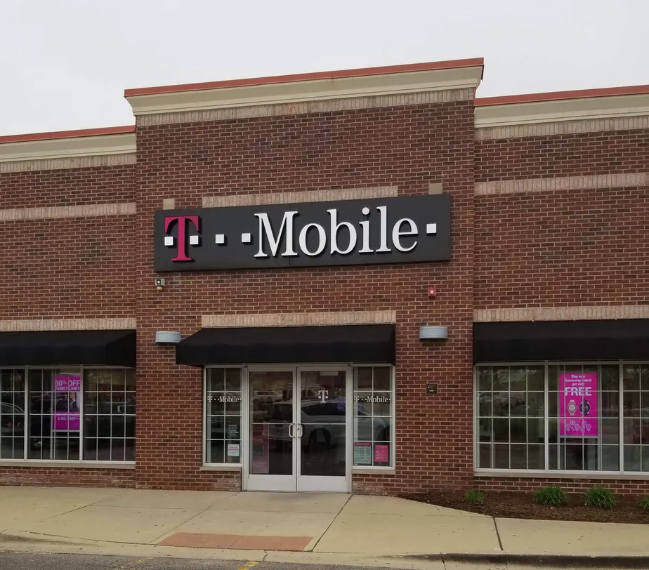 Exterior photo of T-Mobile store at Jefferson Street & Caterpillar, Joliet, IL