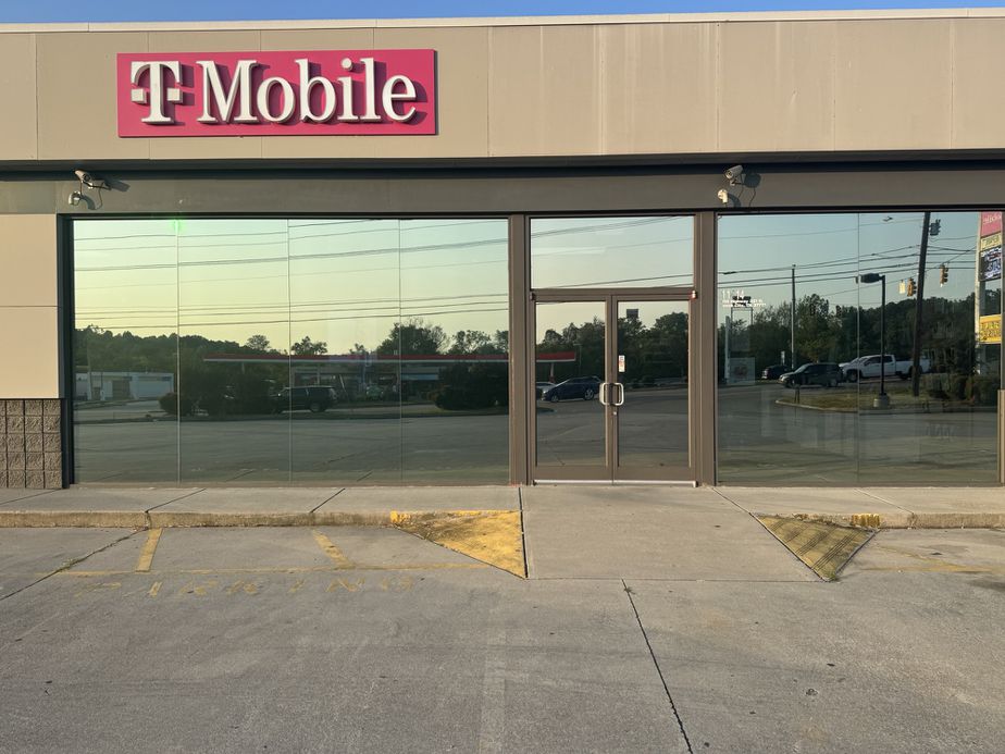 Exterior photo of T-Mobile Store at Hwy 321 N & TN 95, Lenoir City, TN