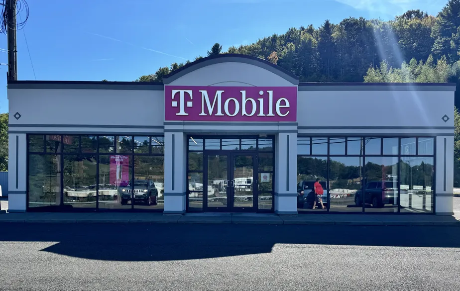  Exterior photo of T-Mobile Store at Vestal Pkwy E & Annetta St, Vestal, NY 