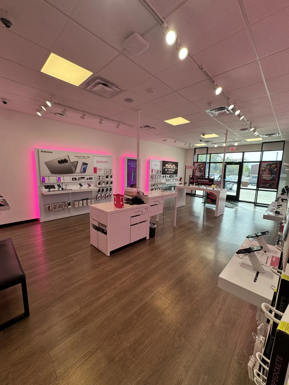  Interior photo of T-Mobile Store at US 169 & Hospital Dr, Smithville, MO 