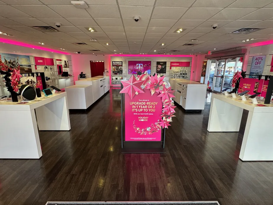 Foto del interior de la tienda T-Mobile en Northcrest Center, Victoria, TX