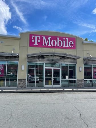 Exterior photo of T-Mobile Store at Reynolda Road, Winston-Salem, NC
