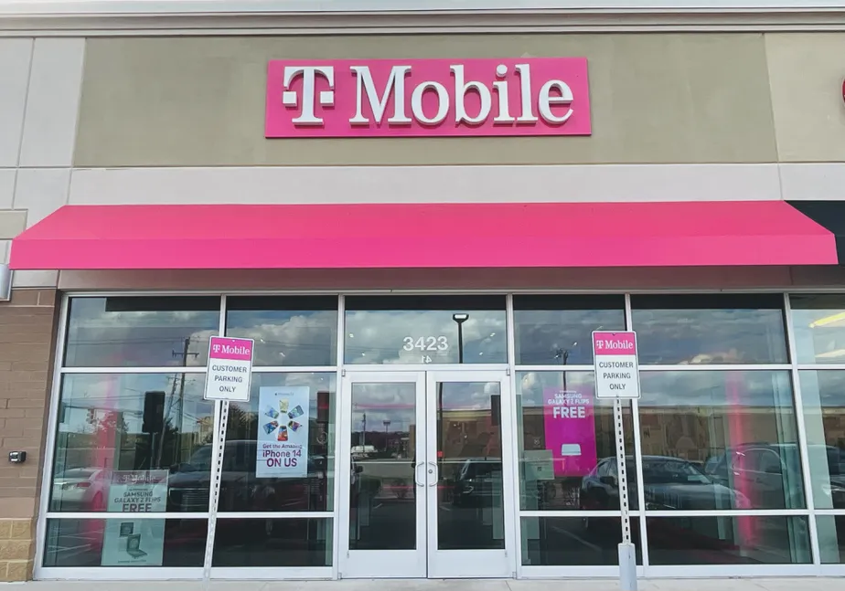 Exterior photo of T-Mobile Store at Towne Blvd & Village Drive, Middletown, OH