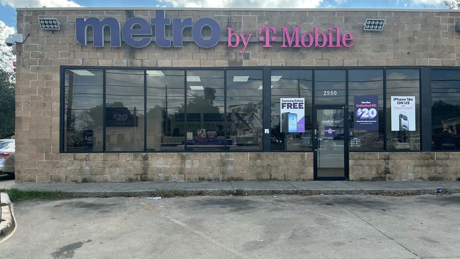 Metro by T-Mobile 2950 NE 28th St - 2950 NE 28th St 