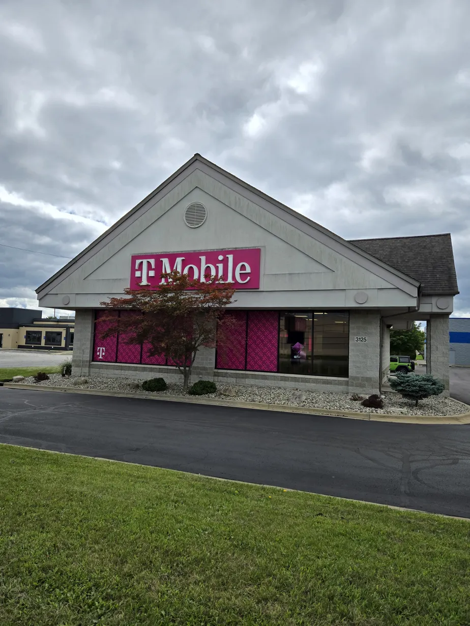  Exterior photo of T-Mobile Store at Tittabawassee Rd & Fortune Blvd, Saginaw, MI 