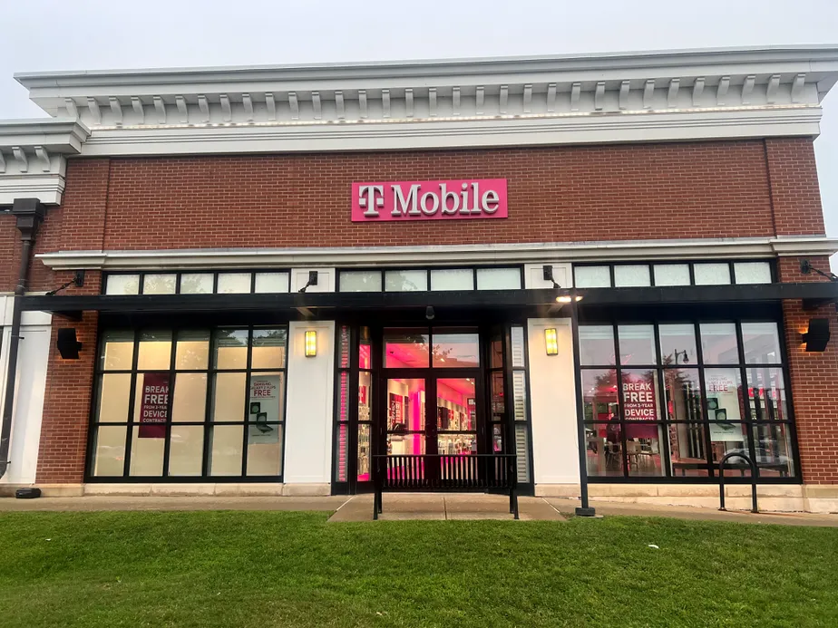 Exterior photo of T-Mobile Store at Alewife Brook Parkway Center, Cambridge, MA