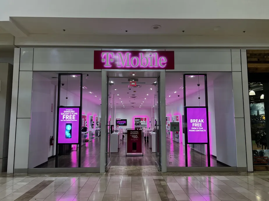 Foto del exterior de la tienda T-Mobile en North County Mall, Escondido, CA