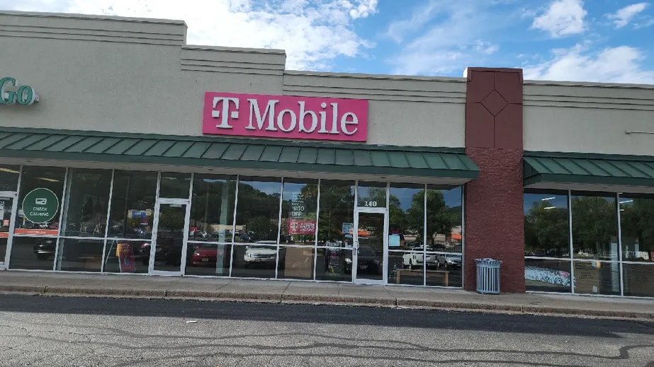  Exterior photo of T-Mobile Store at Market Pl & I 90 E, Onalaska, WI 